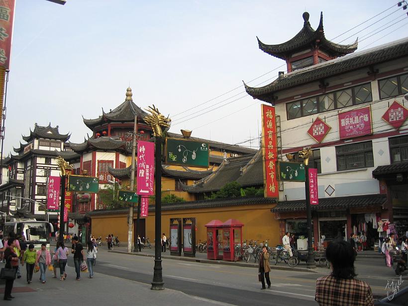 0604Sgh_Shanghai 056.jpg - On retrouve encore de beaux quartiers avec de vieilles maisons et des temples au centre de Puxi (quartiers historiques de Shanghai)